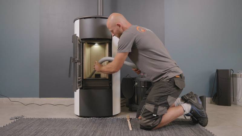 Comment nettoyer un poele a granules Ravelli avec FLamme et Creation, revendeur à  à Lyon