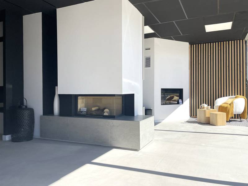 Une cheminée a bois d'angle au showroom de Flamme et Creation